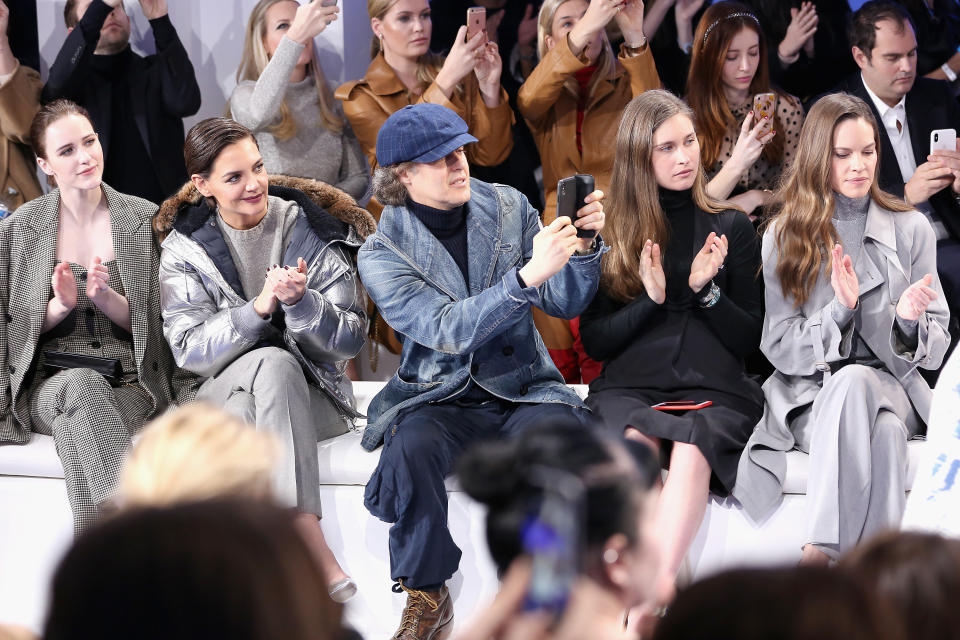 Aleyna FitzGerald lief im Februar 2018 bei der New York Fashion Week für Ralph Lauren. In der ersten Reihe saßen Hollywoodstars wie Katie Holmes (2. v. l.) und Hilary Swank (re.). (Bild: Getty Images)