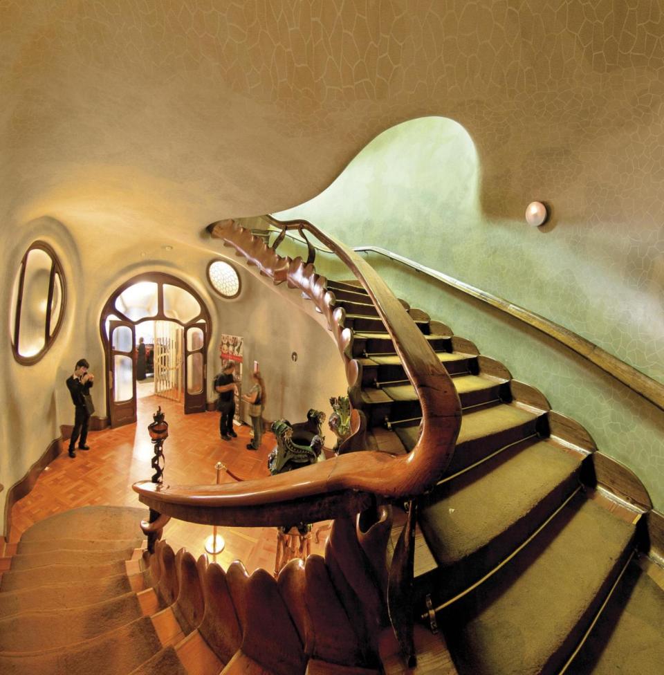 Like some mythical beast: the staircase at Casa Battló (Casa Battló)