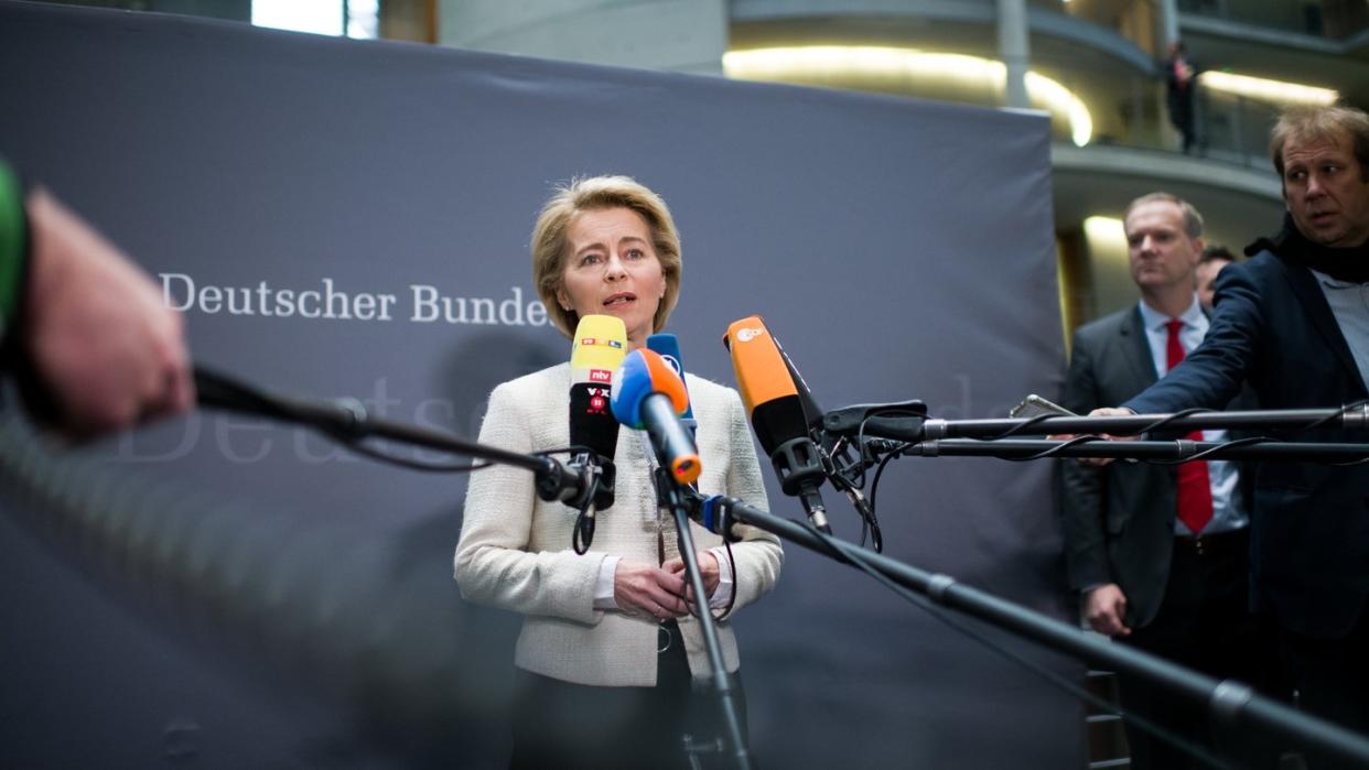 Verteidigungsministerin Ursula von der Leyen äußert sich bei der Ankunft zur Sitzung des Verteidigungsausschusses. Foto: Bernd von Jutrczenka