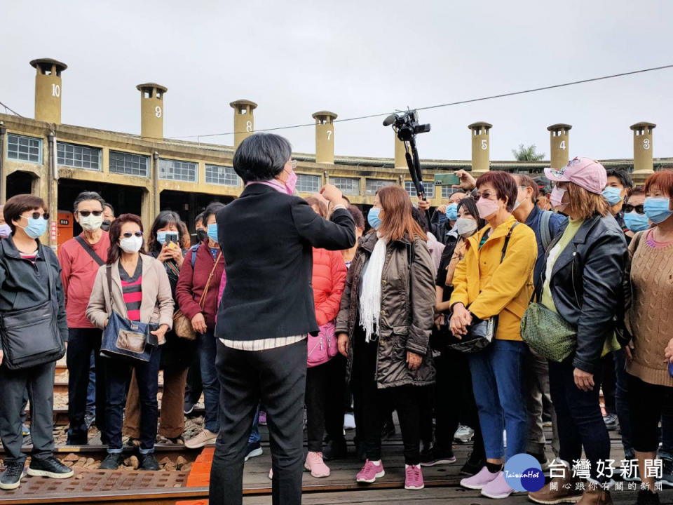 彰化縣長王惠美親自迎接首波來自新加坡250人旅遊團。圖／記者鄧富珍攝