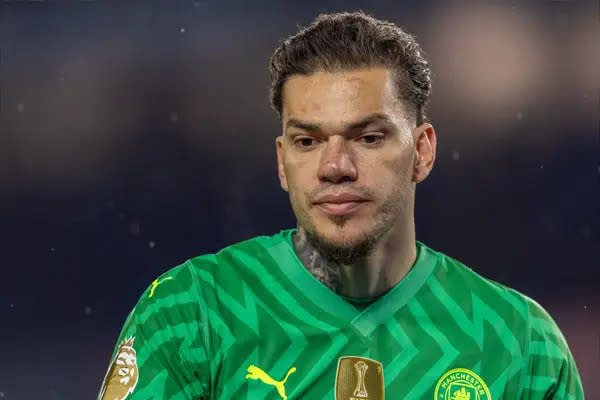 Manchester City open to price reduction on €50 million goalkeeper as Ederson uncertainty intensifies