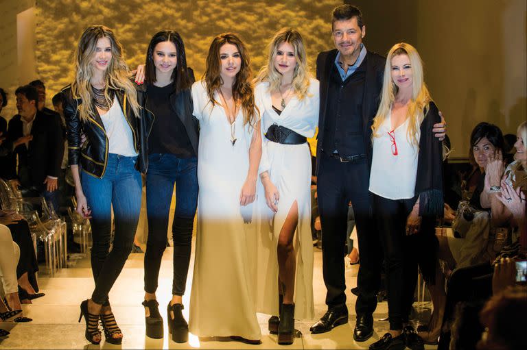 La familia unida. Guillermina Valdés, Juana Tinelli, Romina Pigretti (la socia de Mica), Micaela, Marcelo y Soledad Aquino.