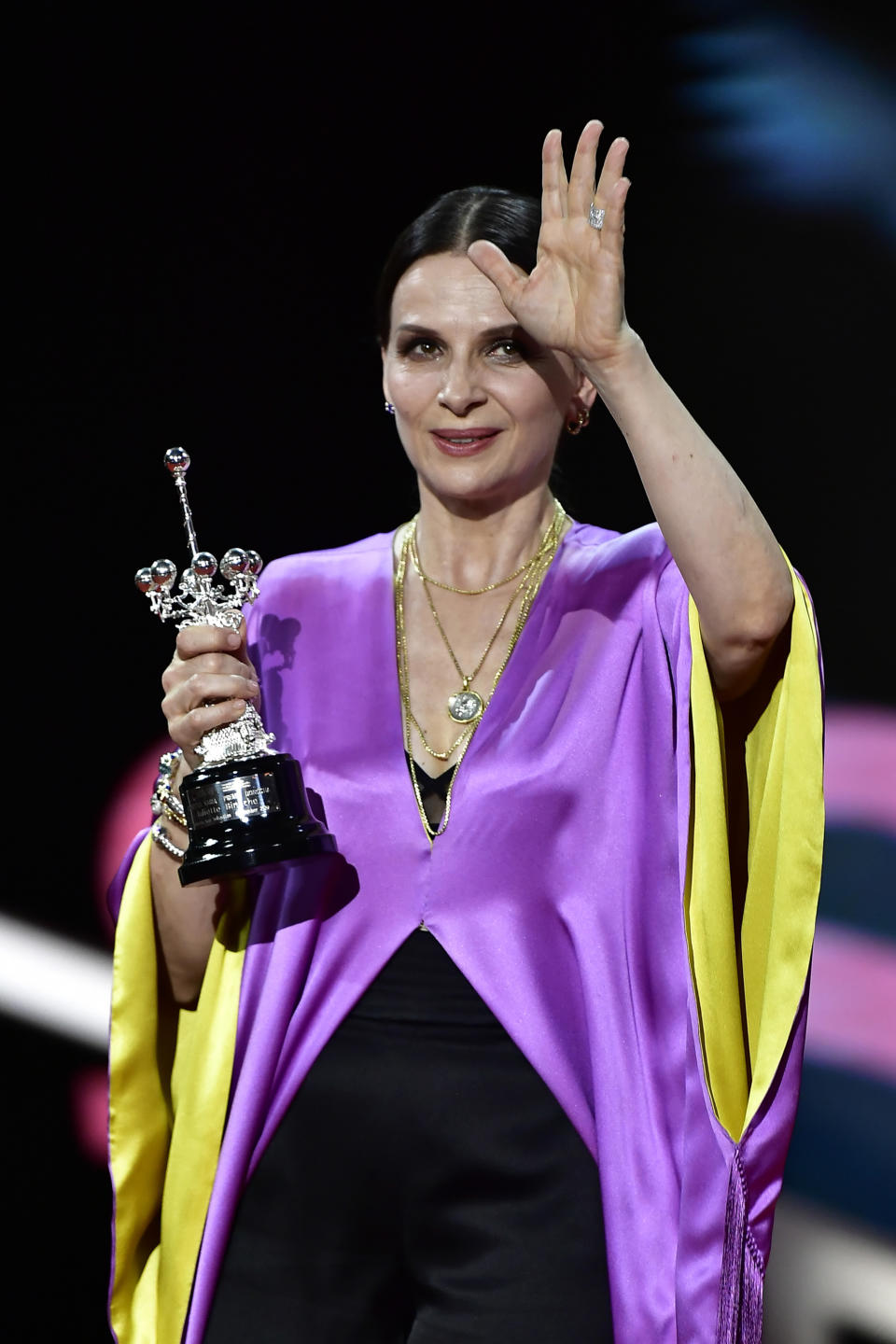 La actriz francesa Juliette Binoche lee su discurso de agradecimiento al recibir el Premio Donostia por su trayectoria en la 70ª edición del Festival de Cine de San Sebastián en San Sebastián, España, el domingo 18 de septiembre de 2022. (Foto AP/Álvaro Barrientos)