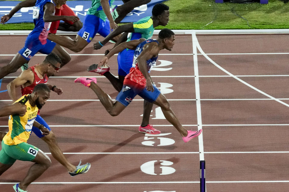 El dominicano José González gana la medalla de oro de los 100 metros del atletismo de Juegos Panamericanos en Santiago, Chile, el martes 31 de octubre de 2023. (AP Foto/Moisés Castillo)