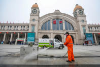 La mayoría de las calles de la ciudad están desiertas y el uso de mascarillas en espacios públicos es obligatorio. En la imagen, un trabajador desinfecta una plaza junto a la estación de Hankou. (Foto: China Daily / Reuters).