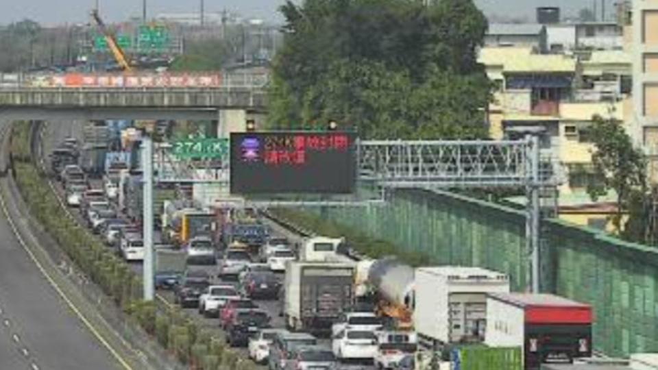 國道一號嘉義北上路段道路封閉，車流幾乎進退兩難。（圖／翻攝自高速公路1968）