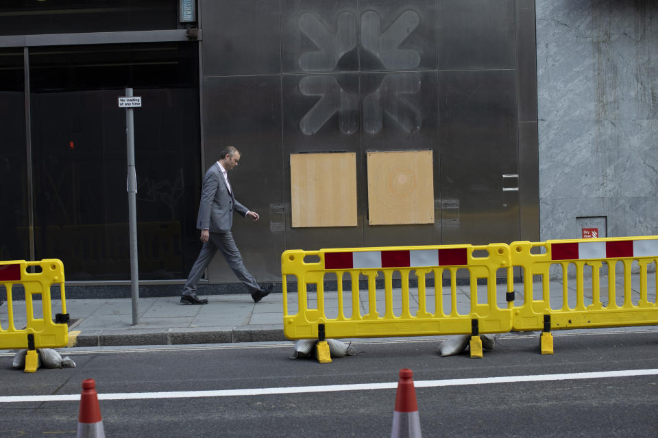 A worker walks past a closed RBS, Royal Bank of Scotland in London, England. Photo: Dan Kitwood/Getty Images