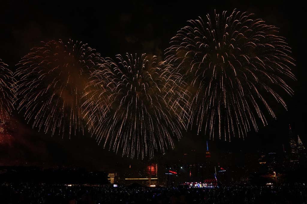  The New York skyline during the 2022 Macy's 4th of July Fireworks Show 
