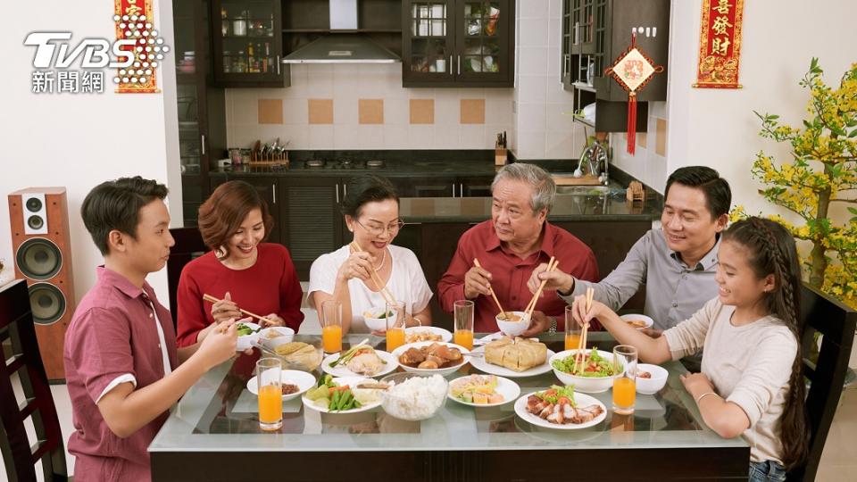 過年各家一定是滿桌的美味佳餚。（示意圖／shutterstock達志影像）