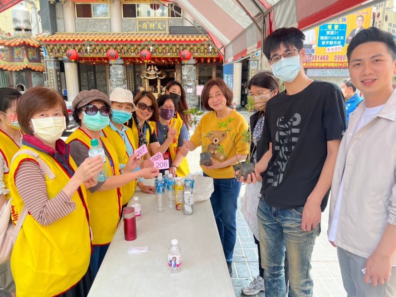 ▲中市議員黃馨慧舉辦「翔向未來、護地球多種樹」贈送樹苗活動(圖／黃馨慧提供2023.3.19)