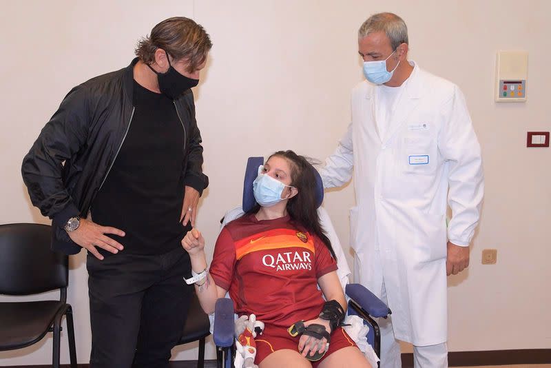 El excapitán de la AS Roma Francesco Totti se reúne con Ilenia Matilli, de 19 años y quien recientemente despertó de un coma luego de un grave accidente de tránsito en diciembre, en el hospital Gemelli de Roma