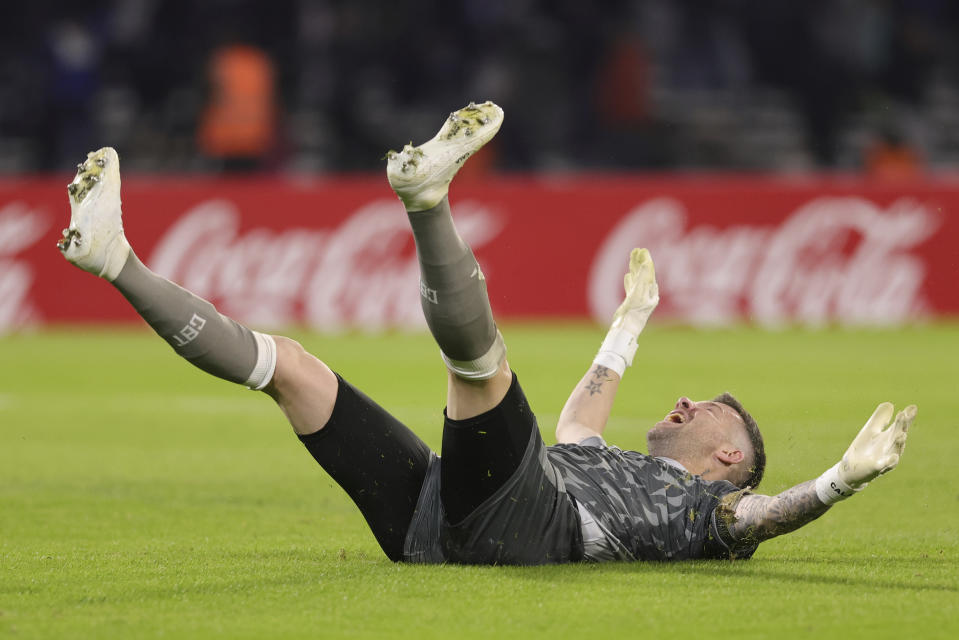 El portero Guido Herrera, del Talleres de Argentina, celebra el tanto de su compañero Gustavo Bou - el tercero del equipo - en un partido del Grupo B de la Copa Libertadores contra el Ecuador de Barcelona, en el estadio Mario Alberto Kempes, en Córdoba, Argentina, el 8 de mayo de 2024. (AP Foto/Nicolás Aguilera)