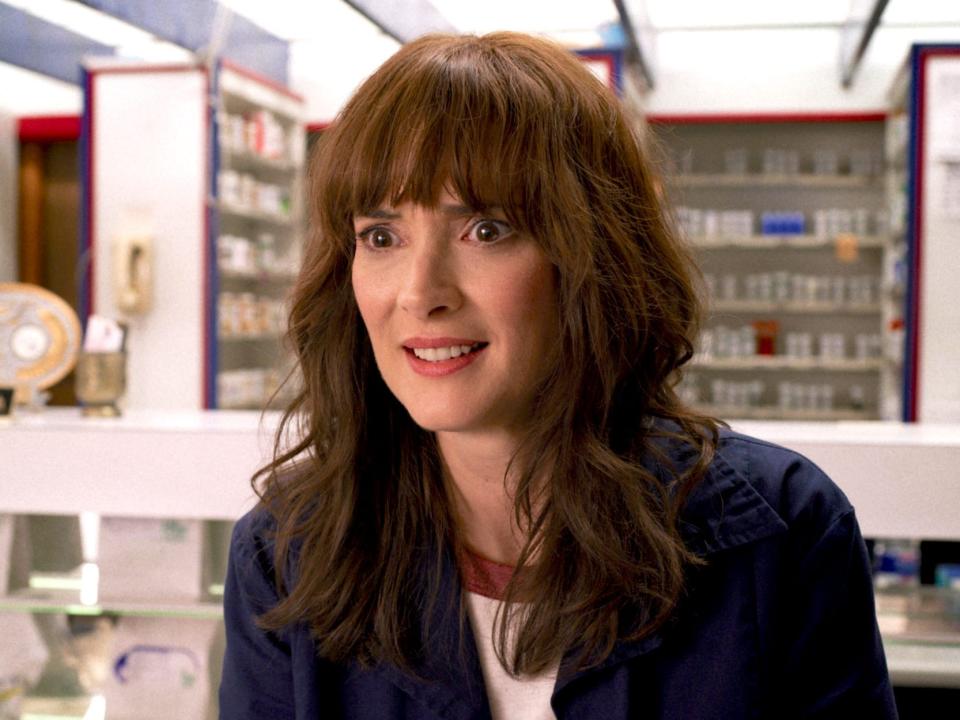 Joyce Byers in store Winona Ryder Stranger Things 3 Netflix