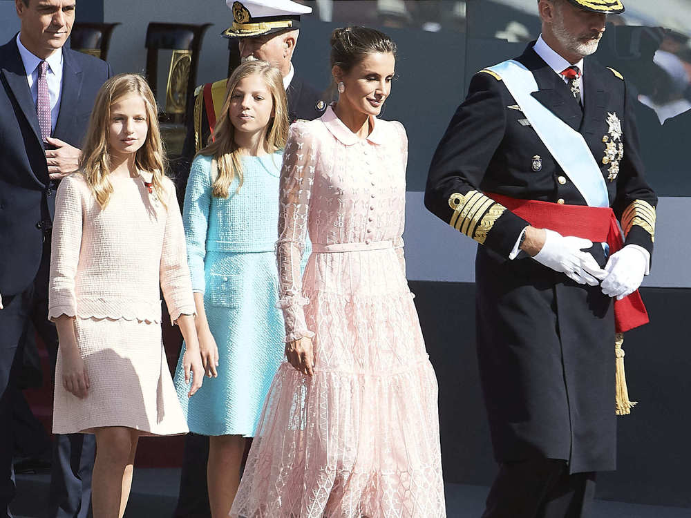 V.r.n.l.: Infantin Leonor, Prinzessin Sofia, Königin Letizia und König Felipe VI. am spanischen Nationalfeiertag (Bild: imago images/Zuma Press)