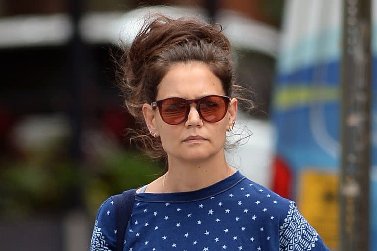 Katie Holmes, visiblemente molesta en un paseo; sus managers debieron salir a desmentir que se encuentra en pareja con Alex Rodriguez