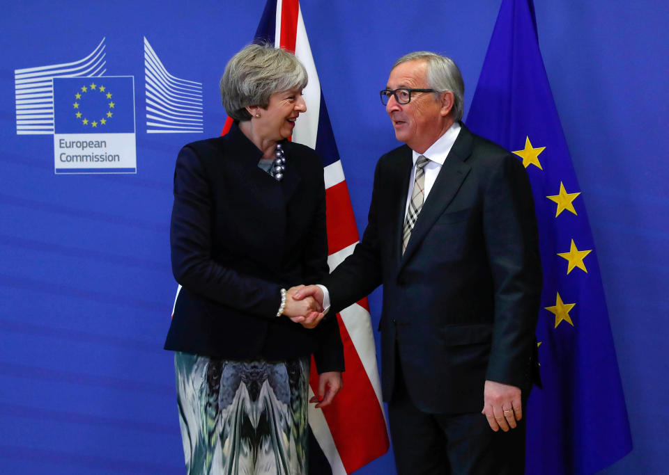<p>Die britische Premierministerin Theresa May und EU-Kommissionspräsident Jean-Claude Juncker haben bei ihren Brexit-Gesprächen einen ersten Durchbruch erzielt. Letzterer verriet bei einer Pressekonferenz, dass man damit nun in die zweite Phase der Verhandlungen eingetreten sei. (Bild: Reuters) </p>