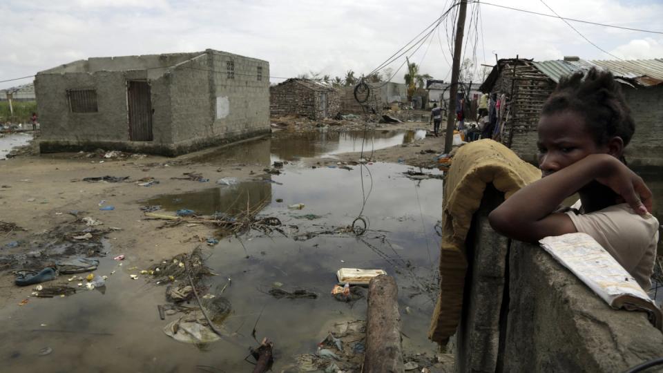 Nach dem verheerenden Zyklon «Idai»: Eine überaschwemmte Straße in Beira in Mosambik. Foto: Themba Hadebe/AP