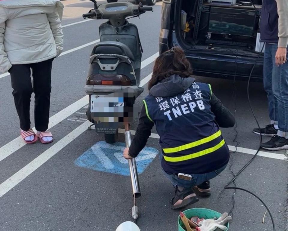 南市十四日上午空氣品質指標達對所有族群不健康的紅害等級，市府成立跨局處應變小組，啟動空品惡化應變作業。（環保局提供）