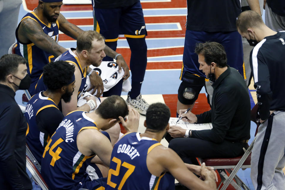 Utah Jazz head coach Quin Snyder, right, talks with his players during a time out in the second half of an NBA basketball game agains the Houston Rockets Wednesday, April 21, 2021, in Houston. (AP Photo/Michael Wyke, Pool)