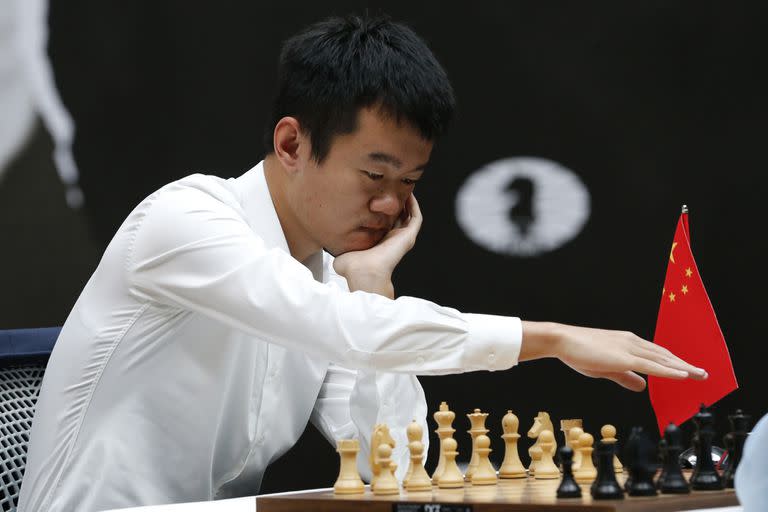 El chino Ding Liren en acción durante la muy pareja final con Nepomniachtchi