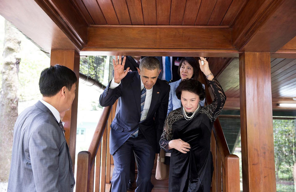 US-Präsident Barack Obama und Nguyen Thi Kim Ngan, Präsidentin der vietnamesischen Nationalversammlung, besuchen in Hanoi eines der landestypischen Pfahlhäuser. (Bild: Pete Souza/Planet Pix via ZUMA Wire)