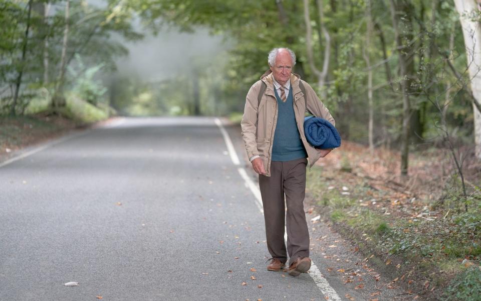 Harold Fry (Jim Broadbent) hat auf seiner "unwahrscheinlichen Pilgerreise" viele lange Straßen vor sich, aber auch einige spannende Begegnungen. (Bild: Constantin Film Verleih GmbH/David Gennard)