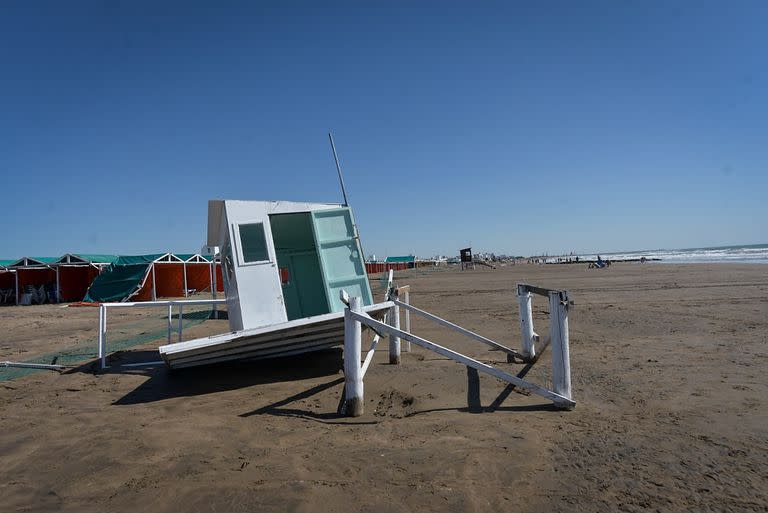 La sudestada causó graves daños en los balnearios de Punta Mogotes en la Ciudad de Mar del Plata