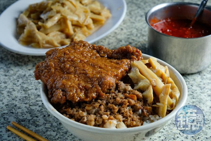 鹿港的「排骨飯」賣相樸實，先炸後滷的排骨以麵衣鎖住滷汁，並澆上肉燥加味。（55元／碗）