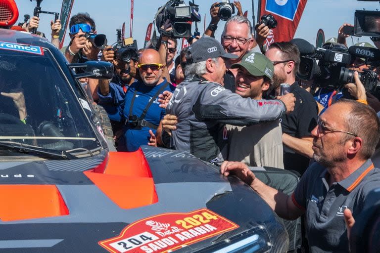 Carlos Sainz se estrecha en un abrazo con su hijo, Carlos Jr., piloto de Ferrari en Fórmula 1