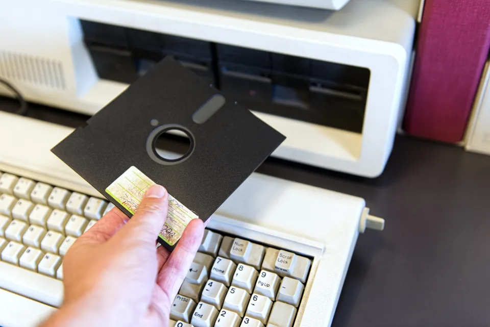 Japan, the technological power that still fights against floppy disks and fax machines