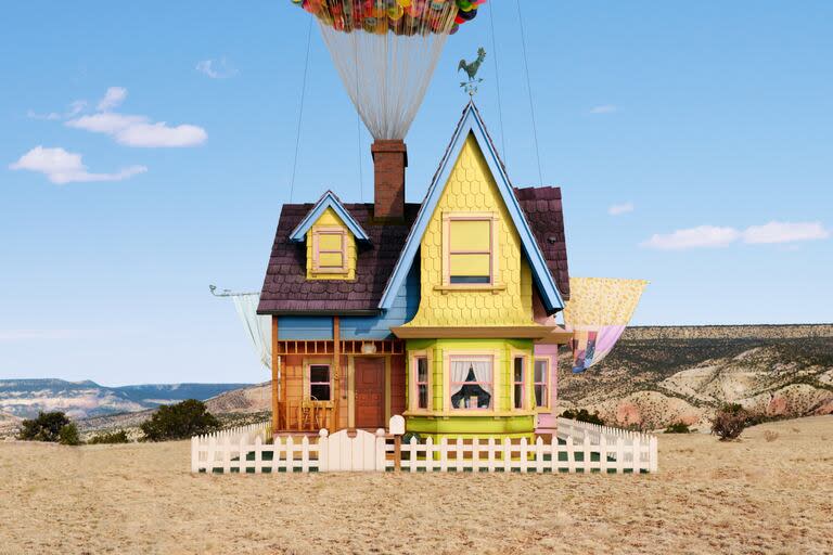 Una foto real de la casa recreada de Carl y Ellie, con 8000 globos sobre el techo
