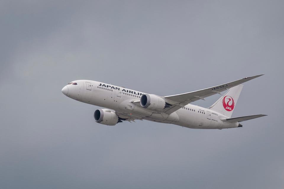 Ein Boeing 787-8 Dreamliner der Fluggesellschaft Japan Airlines. - Copyright: Marcio Rodrigo Machado/S3studioGetty Images