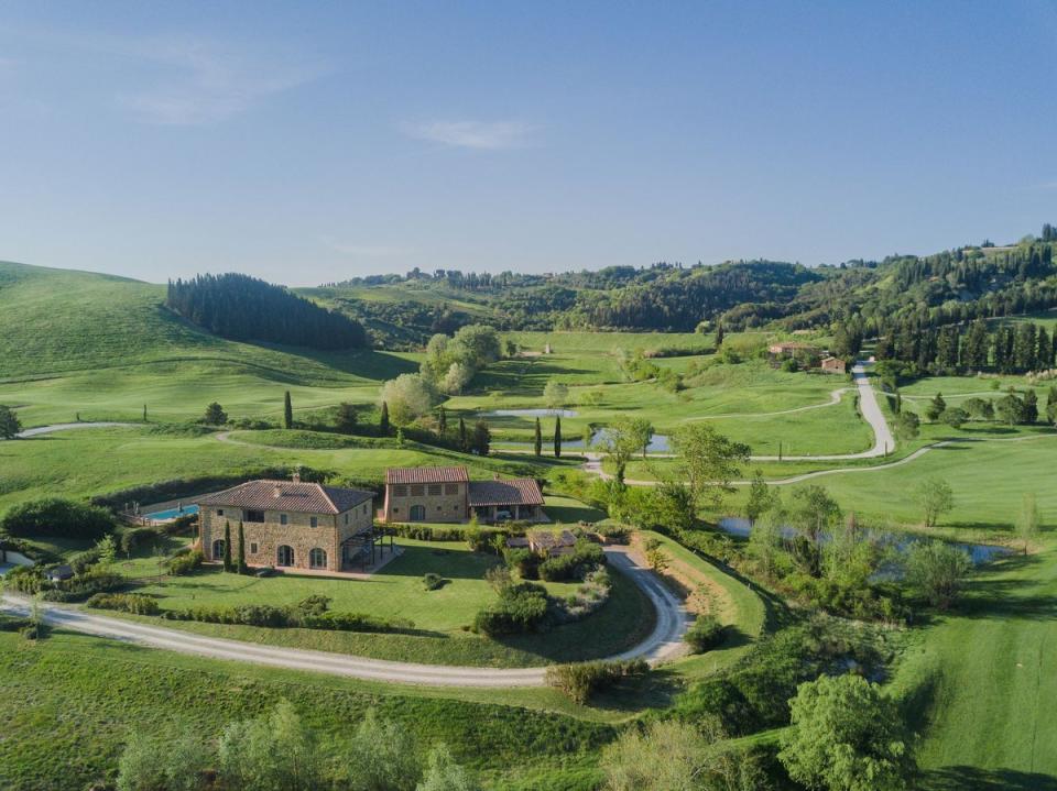 Villas among rolling Tuscan countryside at Castelfalfi (Castelfalfi)