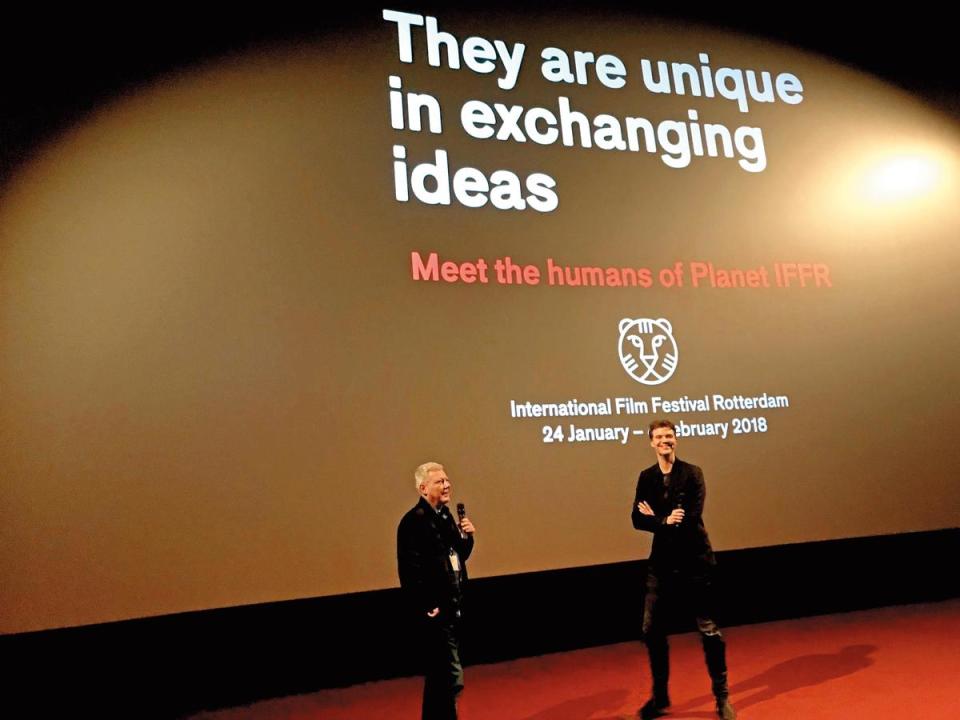 《小玩意》年初入圍荷蘭鹿特丹影展競賽單元，導演王洪飛（右）也隨片出席，與觀眾交流。（前景娛樂提供）