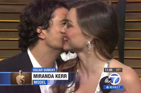 miranda kerr and orlando bloom kiss at vanity fair party.