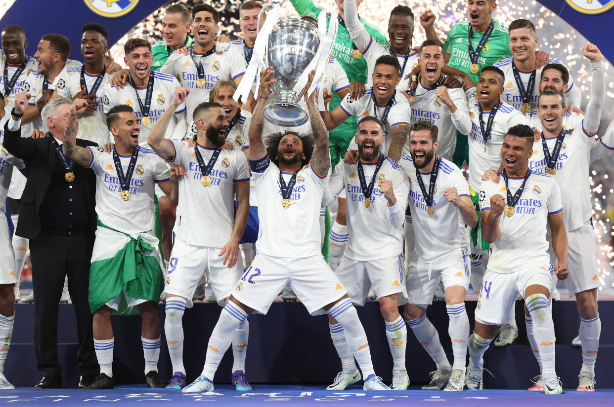 Marcelo del Real Madrid levanta el Trofeo de la Champions League de la UEFA después de la victoria de su equipo en el partido final ante el Liverpool FC por 1-0. (Foto: Julian Finney/Getty Images)