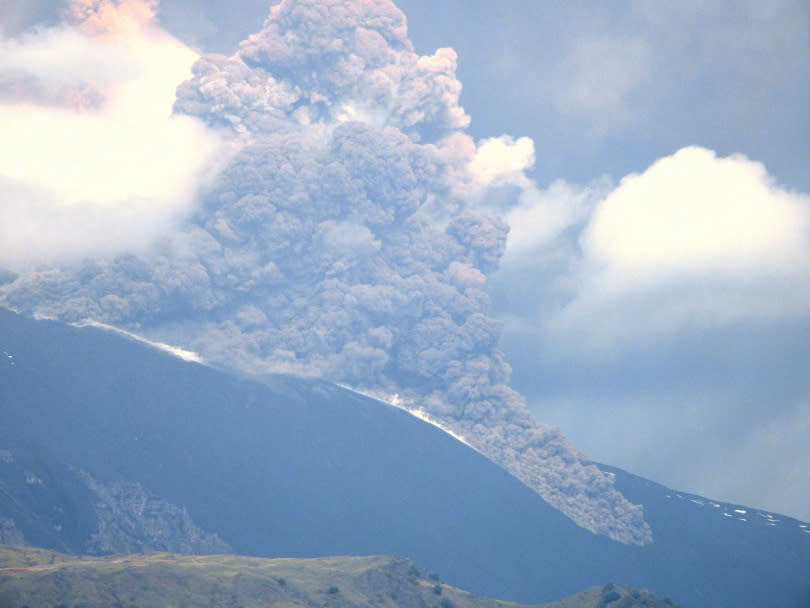 埃特納火山噴發的火山灰。（圖／@etnaboris推特）