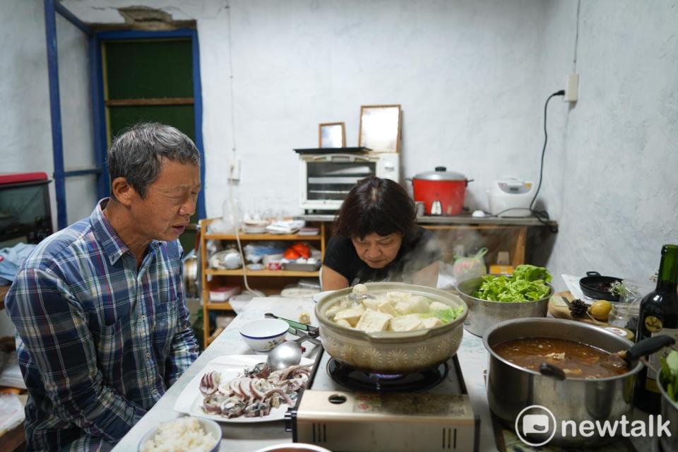 大浦聚落村民曹祥如和他的太太在晚餐前禱告。桌上的清蒸軟絲是曹祥如夏天時在猛澳港釣到的，餐桌右邊的麻油雞，是自家後院養的雞，菜也是自己種的。如果只是停航幾天還不至於受太大的影響，但是東莒在 10月份已連續 20天沒有從台灣運送民生物資過來。再停航下去，他們日用品用盡，日子就不好過了!   圖：張良一/攝