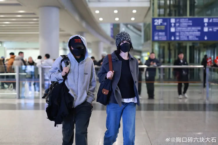 謝霆鋒（左）和王菲昨晚從日本飛抵北京機場。翻攝胸口碎六塊大石微博