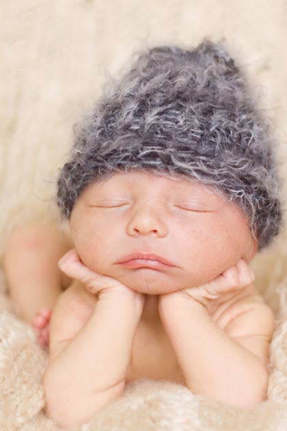 Babys brauchen viel Wärme. Achten Sie darauf, dass Ihr Schatz anfangs beim Verlassen des Hauses eine Mütze trägt – auch im Sommer. Im Winter sollten Sie Ihr Kleines auch daheim gut einpacken. Warme Socken und auch ein paar Fäustlinge sollten neben einer Kopfbedeckung auch immer parat liegen. Denn Neugeborene reagieren auf Kälte empfindlicher als Erwachsene. Das heißt nicht, dass Sie die ersten sechs Wochen daheim verbringen müssen. Spaziergehen ist mit warmen Klamotten bei Wind und Wetter erlaubt, ja sogar erwünscht. Denn es stärkt das Immunsystem und beugt Erkältungen vor. (Bild: thinkstock)