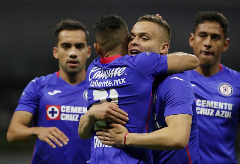 Foto de archivo de jugadores de Cruz Azul celebrando tras anotar un gol