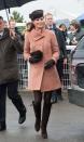<p>Ein Rückblick in die Zeit, als Kate noch kürzere Outfits wagte. Auf dem Cheltenham Festival 2013 trug die Herzogin einen Wollmantel von Joseph und kniehohe Wildlederstiefel.<br> [Bild: PA] </p>