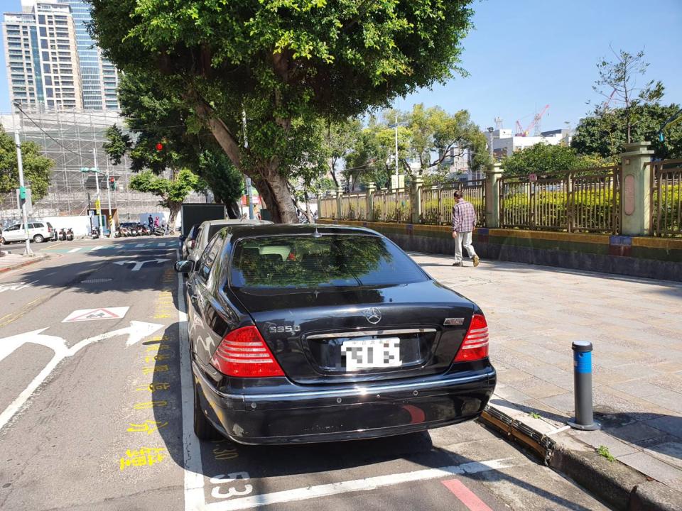 板橋區海山國小的附設幼兒園家長接送區，啟用短時停車格。   圖：新北市交通局提供