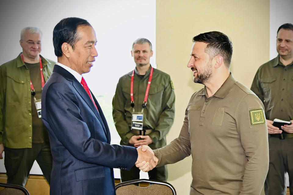 In this photo released by the Press and Media Bureau of the Indonesian Presidential Palace, Indonesian President Joko Widodo, left, shakes hands with Ukrainian President Volodymyr Zelenskyy during their bilateral meeting on the sidelines of the G7 Summit in Hiroshima, Japan, Sunday, May 21, 2023. (Laily Rachev/Indonesian Presidential Palace via AP)