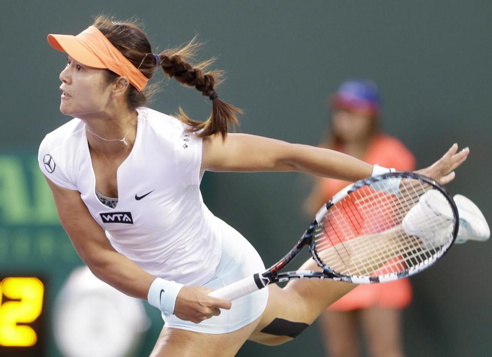 Li Na of China, serves to Caroline Wozniacki of Denmark, at the Sony Open Tennis tournament, Wednesday, March 26, 2014 in Key Biscayne, Fla. (AP Photo/Wilfredo Lee)