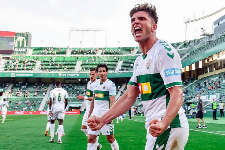 El desahogo de Raúl Guti tras anotar el segundo gol de Elche; con el triunfo ante Athletic, el equipo ilicitano mantuvo la categoría y permanecerá un año más en la Liga de España.