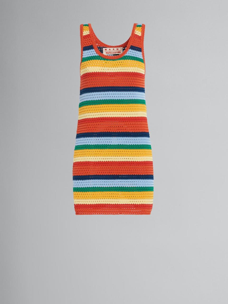Marni、No Vacancy Inn的夏日膠囊系列推出多色彩橫條鉤針編織洋裝（NT$30,580）。（Club Designer提供）