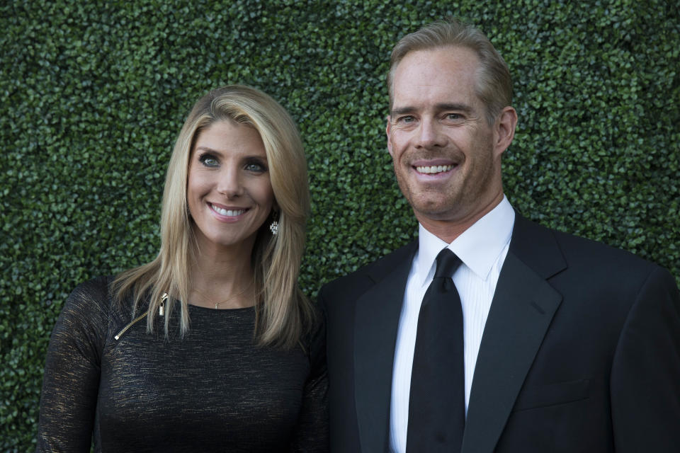 Joe Buck dan istrinya Michelle Beisner berpose di karpet merah pada acara Texas Medal of Arts Awards pada hari Rabu, 25 Februari, di Long Center di Austin, Texas. (Foto oleh Suzanne Cordeiro/Corbis via Getty Images)