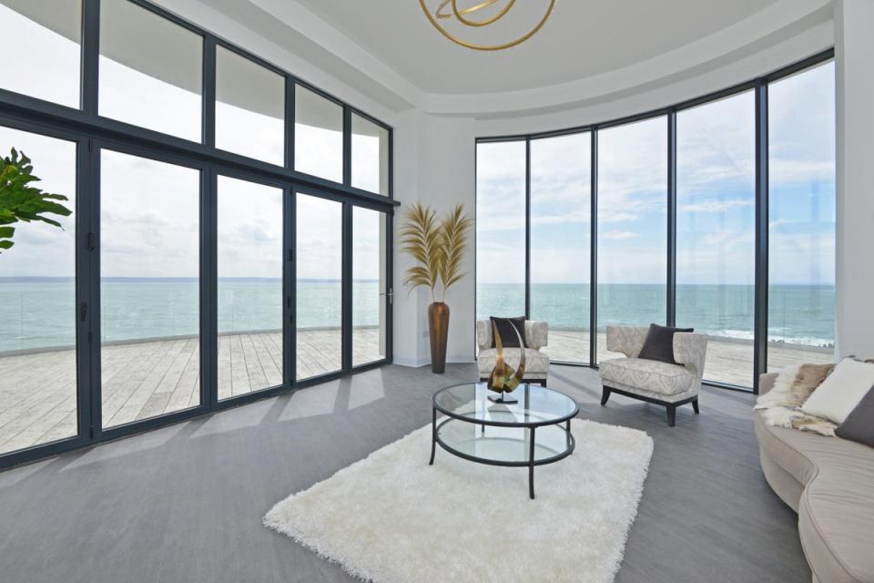 Floor-to-ceiling windows maximise sea views (Knight Frank)