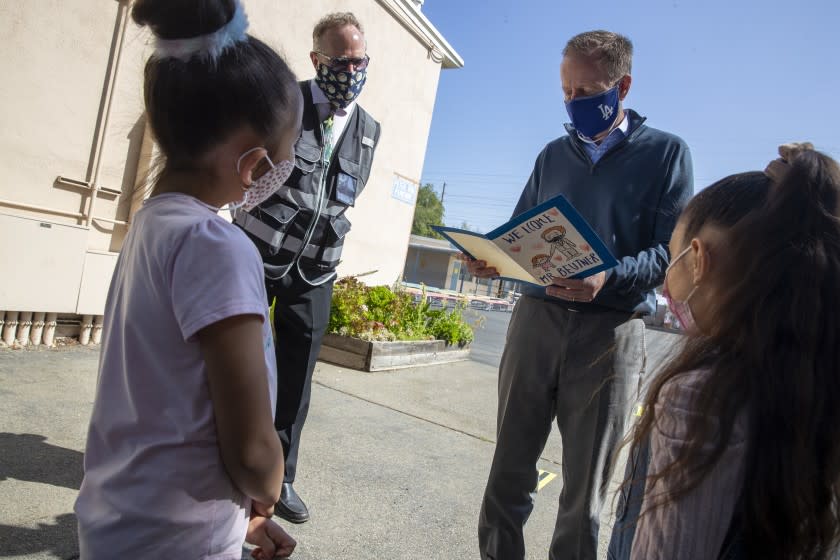 LAUSD superintendent Austin Beutner reads a welcome card